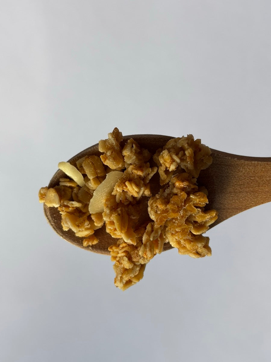 Cuchara de madera con granola Señora F en trozos crocantes con almendras laminadas