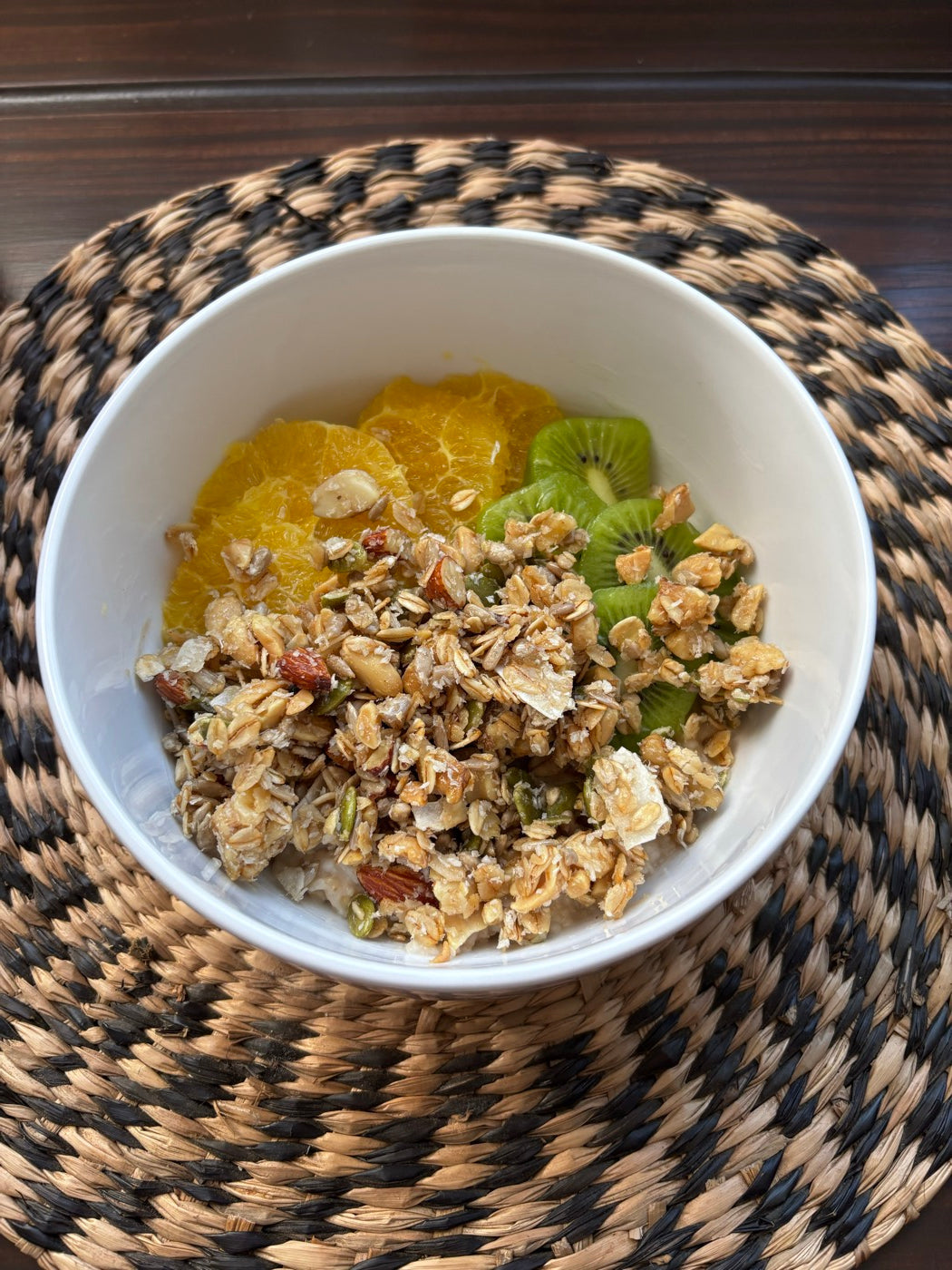Bowl de granola Señora F con yogur, gajos de naranja y kiwi